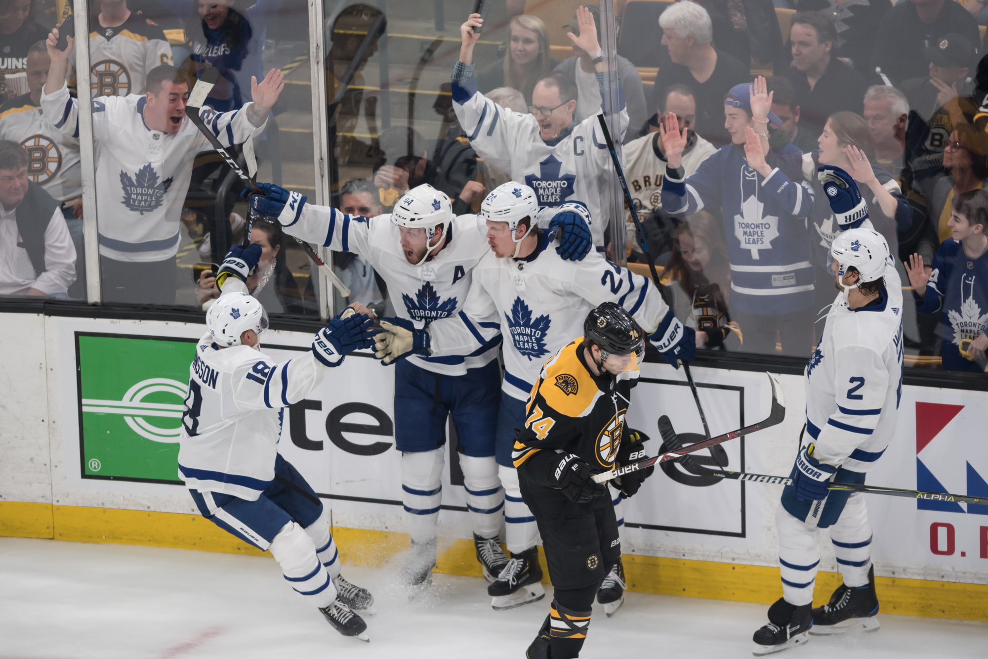 Toronto Maple Leafs defeat the Boston Bruins in Game 5