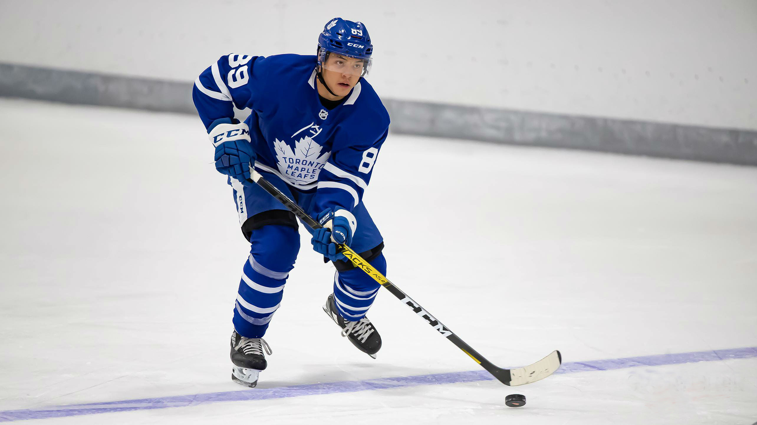 Nick Robertson signs entry-level contract with the Toronto Maple Leafs