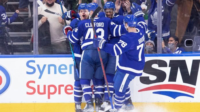 Maple Leafs celebration, David Kampf, Kyle Clifford, Wayne Simmonds, TJ Brodie