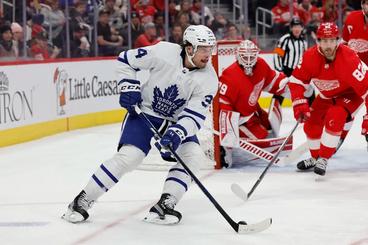 Spezza powers Leafs win with hat trick 