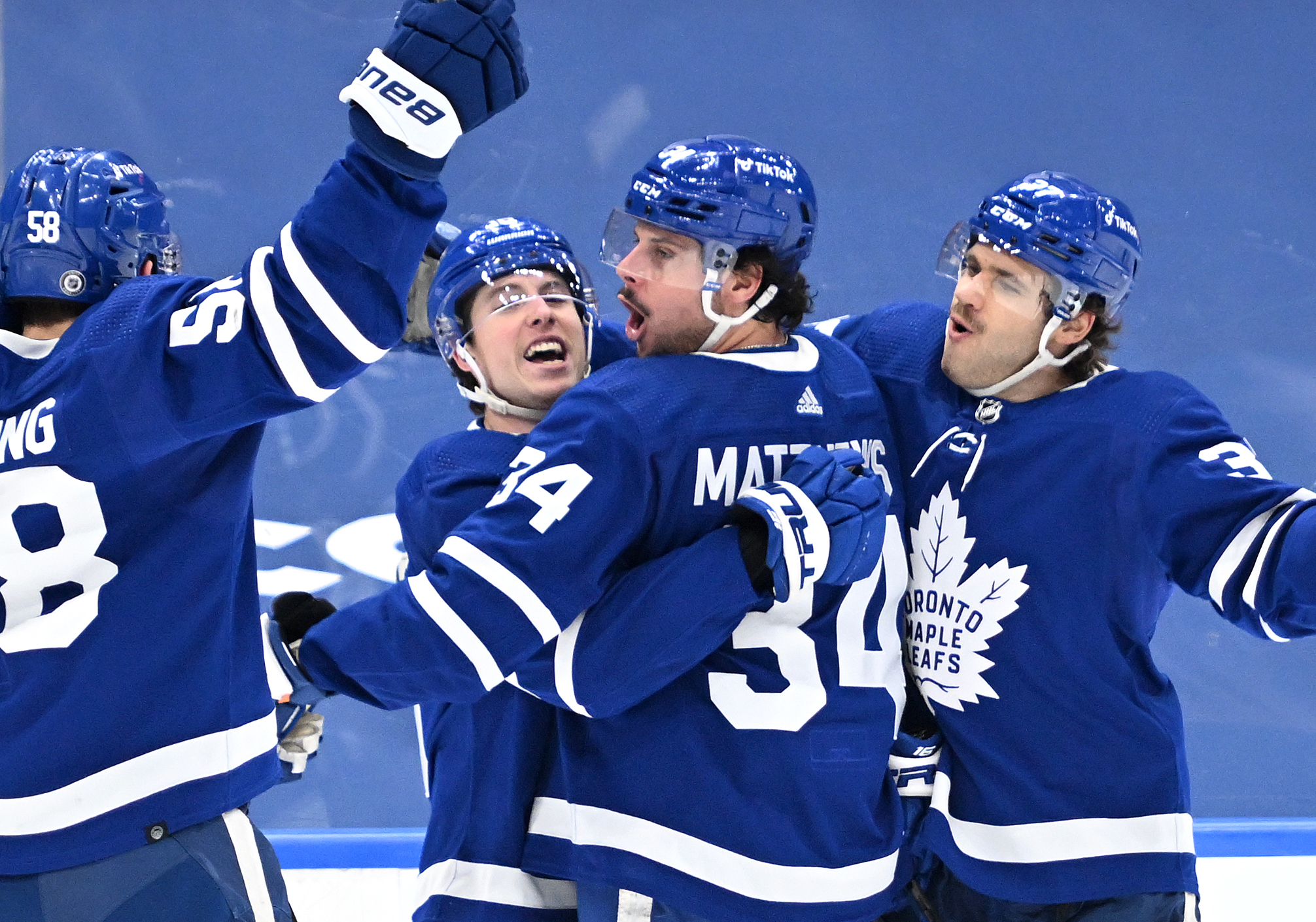 Matthews' late power-play goal gives Leafs win over Devils