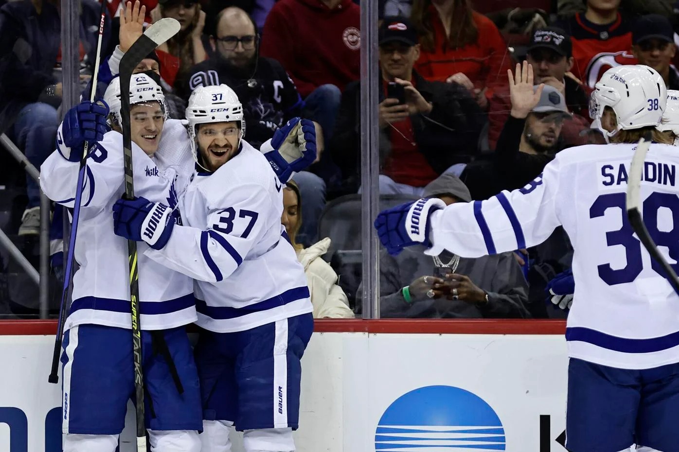 Matthews' late power-play goal gives Leafs win over Devils