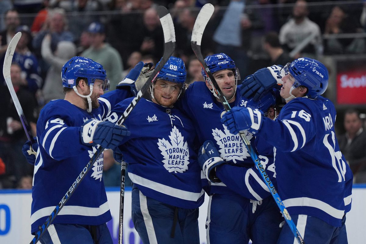 Toronto Maple Leafs celebrate, Auston Matthews, John Tavares, William Nylander, Morgan Rielly, Mitch Marner