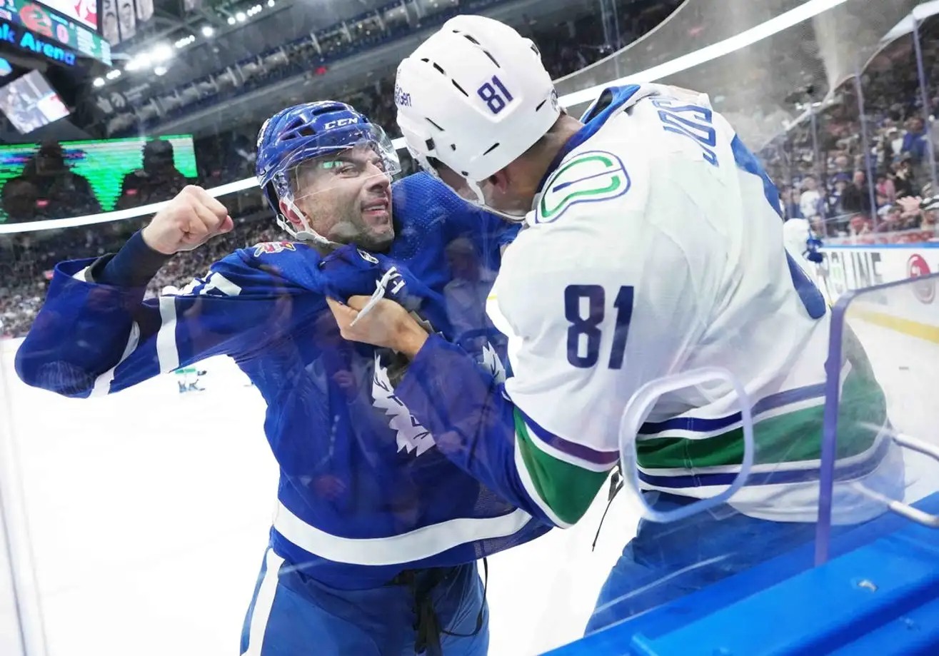 Maple Leafs vs. Canucks, Mark Giordano fight