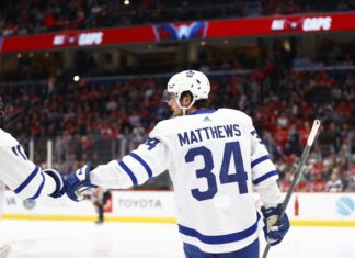 Auston Matthews fist bumps Max Domi, Maple Leafs vs. Capitals